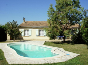 Отель Bungalow with pool ideally located in Provence  План-Д'оргон